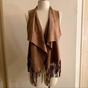 ☀️Faux Suede Tan Vest w/ Fringe Detail☀️ size M
